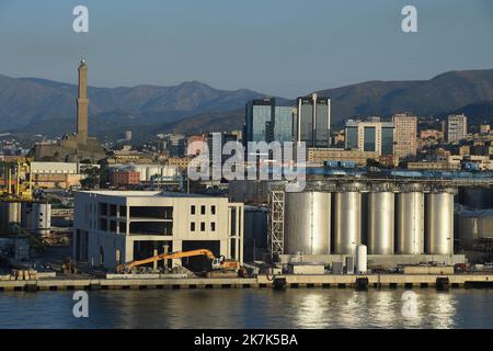 ©Mourad ALLILI/MAXPPP - 14/08/2022 il porto di Genova è, in termini di spazio e traffico, il più grande porto industriale e commerciale d'Italia GENES EN ITALIE Foto Stock