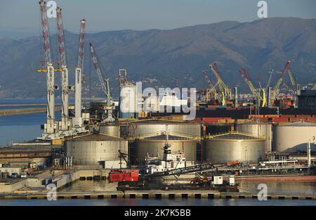 ©Mourad ALLILI/MAXPPP - 14/08/2022 il porto di Genova è, in termini di spazio e traffico, il più grande porto industriale e commerciale d'Italia GENES EN ITALIE Foto Stock
