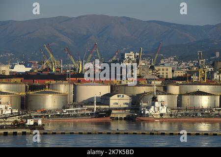 ©Mourad ALLILI/MAXPPP - 14/08/2022 il porto di Genova è, in termini di spazio e traffico, il più grande porto industriale e commerciale d'Italia GENES EN ITALIE Foto Stock
