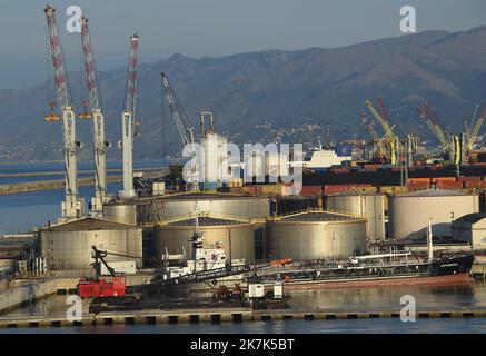 ©Mourad ALLILI/MAXPPP - 14/08/2022 il porto di Genova è, in termini di spazio e traffico, il più grande porto industriale e commerciale d'Italia GENES EN ITALIE Foto Stock