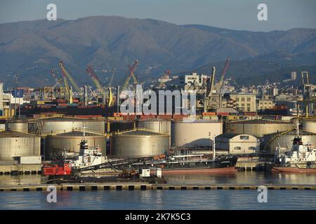 ©Mourad ALLILI/MAXPPP - 14/08/2022 il porto di Genova è, in termini di spazio e traffico, il più grande porto industriale e commerciale d'Italia GENES EN ITALIE Foto Stock