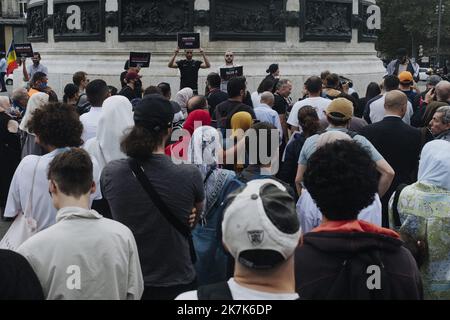 ©Jan Schmidt-Whitley/le Pictorium/MAXPPP - Parigi 03/09/2022 Jan Schmidt-Whitley/le Pictorium - 3/9/2022 - Francia / Parigi 10 / Parigi - une centaine de personnes se sont rassemblee Place de la Republique le samedi 3 settembre 2022 pour protester contre l'expusion de l'Iman Ipersen Muséna l'Perquie. / 3/9/2022 - Francia / Parigi 10th° distretto (10th° arrondissement di Parigi) / Parigi - un centinaio di persone si sono radunate a Place de la Republique sabato 3 settembre 2022 per protestare contro l'espulsione di Iman Iquioussen su invito del collettivo delle prospettive musulmane. Foto Stock