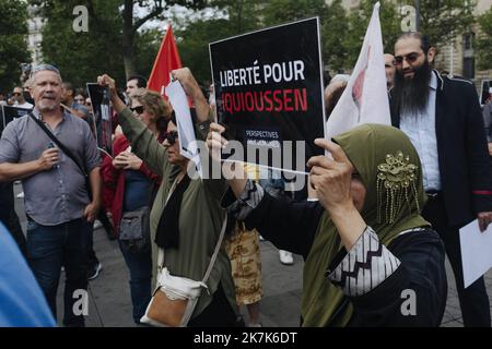 ©Jan Schmidt-Whitley/le Pictorium/MAXPPP - Parigi 03/09/2022 Jan Schmidt-Whitley/le Pictorium - 3/9/2022 - Francia / Parigi 10 / Parigi - une centaine de personnes se sont rassemblee Place de la Republique le samedi 3 settembre 2022 pour protester contre l'expusion de l'Iman Ipersen Muséna l'Perquie. / 3/9/2022 - Francia / Parigi 10th° distretto (10th° arrondissement di Parigi) / Parigi - un centinaio di persone si sono radunate a Place de la Republique sabato 3 settembre 2022 per protestare contro l'espulsione di Iman Iquioussen su invito del collettivo delle prospettive musulmane. Foto Stock