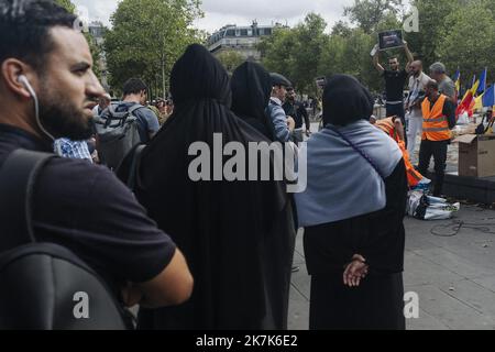 ©Jan Schmidt-Whitley/le Pictorium/MAXPPP - Parigi 03/09/2022 Jan Schmidt-Whitley/le Pictorium - 3/9/2022 - Francia / Parigi 10 / Parigi - une centaine de personnes se sont rassemblee Place de la Republique le samedi 3 settembre 2022 pour protester contre l'expusion de l'Iman Ipersen Muséna l'Perquie. / 3/9/2022 - Francia / Parigi 10th° distretto (10th° arrondissement di Parigi) / Parigi - un centinaio di persone si sono radunate a Place de la Republique sabato 3 settembre 2022 per protestare contro l'espulsione di Iman Iquioussen su invito del collettivo delle prospettive musulmane. Foto Stock