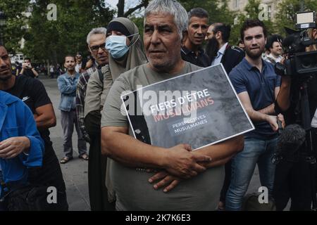 ©Jan Schmidt-Whitley/le Pictorium/MAXPPP - Parigi 03/09/2022 Jan Schmidt-Whitley/le Pictorium - 3/9/2022 - Francia / Parigi 10 / Parigi - une centaine de personnes se sont rassemblee Place de la Republique le samedi 3 settembre 2022 pour protester contre l'expusion de l'Iman Ipersen Muséna l'Perquie. / 3/9/2022 - Francia / Parigi 10th° distretto (10th° arrondissement di Parigi) / Parigi - un centinaio di persone si sono radunate a Place de la Republique sabato 3 settembre 2022 per protestare contro l'espulsione di Iman Iquioussen su invito del collettivo delle prospettive musulmane. Foto Stock