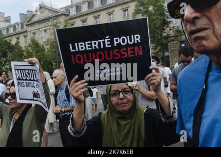 ©Jan Schmidt-Whitley/le Pictorium/MAXPPP - Parigi 03/09/2022 Jan Schmidt-Whitley/le Pictorium - 3/9/2022 - Francia / Parigi 10 / Parigi - une centaine de personnes se sont rassemblee Place de la Republique le samedi 3 settembre 2022 pour protester contre l'expusion de l'Iman Ipersen Muséna l'Perquie. / 3/9/2022 - Francia / Parigi 10th° distretto (10th° arrondissement di Parigi) / Parigi - un centinaio di persone si sono radunate a Place de la Republique sabato 3 settembre 2022 per protestare contro l'espulsione di Iman Iquioussen su invito del collettivo delle prospettive musulmane. Foto Stock