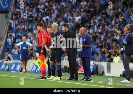 ©Manuel Blondeau/AOP Press/MAXPPP - 03/09/2022 San Sebastian Diego Simeone Manager di Atletico de Madrid fa un punto a Antoine Griezmann di Atletico de Madrid prima di entrare in campo come sostituto durante la partita di calcio la Liga tra Real Sociedad e Atletico de Madrid, il 03 settembre, 2022 all'Arena reale di San Sebastian, Spagna. Foto Stock