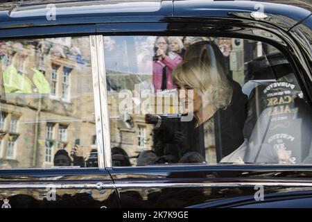 ©PHOTOPQR/LE PARISIEN/ARNAUD DUMONTIER ; EMBOURG ; 12/09/2022 ; UK - Ecosse - Edmbourg - Lundi 12 settembre 2022 Arrivée de Camilla et du Roi Charles III dans la voiture Royal Jour de la procession qui ira du Château de Holyrood Jusqu'à la Cathédrale Saint-Gilles du cercueil de la Reine Elizabeth II suivi par le roi Charles III © Arnaud Dumontier pour le Parisien - Edimbourg, Scotland, Sept 12th 2022 Servizio di preghiera e riflessione per la vita della Regina Elisabetta II nella Cattedrale di St Giles, Edinburgo. Foto Stock