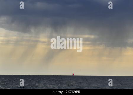 ©PHOTOPQR/OUEST FRANCE/Thierry Creux ; Concarneau ; 12/09/2022 ; Concarneau . Finistère . Orage puis grain sur la mer . Météo . (Foto Thierry Creux / Ouest-France ) . Foto Stock
