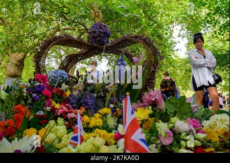 ©Julien Mattia / le Pictorium/MAXPPP - Londres 13/09/2022 Julien Mattia / le Pictorium - 13/9/2022 - Royaume-uni / Londres / Londres - Un Parco Verde degli omaggi fleuris continuent, a Londres, le 12 Settembre 2022 / 13/9/2022 - Regno Unito / Londra / Londra - a Green Park gli omaggi floreali continuano, a Londra, 12 settembre 2022 Foto Stock