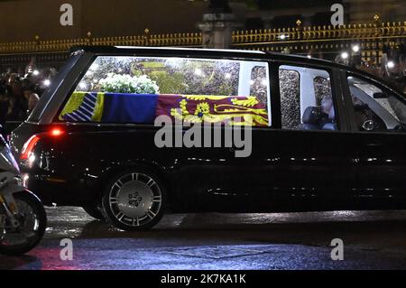 ©Julien Mattia / le Pictorium/MAXPPP - Londres 13/09/2022 Julien Mattia / le Pictorium - 13/9/2022 - Royaume-uni / Londres / Londres - Arrivee du cercueil de la Reine Elisabeth II a Buckingham Palace a Londres. / 13/9/2022 - Regno Unito / Londra / Londra - arrivo della bara della Regina Elisabetta II a Buckingham Palace a Londra. Foto Stock