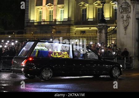 ©Julien Mattia / le Pictorium/MAXPPP - Londres 13/09/2022 Julien Mattia / le Pictorium - 13/9/2022 - Royaume-uni / Londres / Londres - Arrivee du cercueil de la Reine Elisabeth II a Buckingham Palace a Londres. / 13/9/2022 - Regno Unito / Londra / Londra - arrivo della bara della Regina Elisabetta II a Buckingham Palace a Londra. Foto Stock