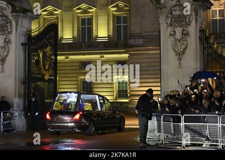 ©Julien Mattia / le Pictorium/MAXPPP - Londres 13/09/2022 Julien Mattia / le Pictorium - 13/9/2022 - Royaume-uni / Londres / Londres - Arrivee du cercueil de la Reine Elisabeth II a Buckingham Palace a Londres. / 13/9/2022 - Regno Unito / Londra / Londra - arrivo della bara della Regina Elisabetta II a Buckingham Palace a Londra. Foto Stock