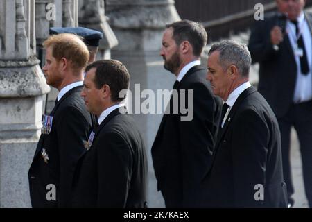 ©Julien Mattia / le Pictorium/MAXPPP - Londres 14/09/2022 Julien Mattia / le Pictorium - 14/9/2022 - Royaume-uni / Londres / Londres - Harry de Sussex et le duc d'York, Andrew arrivent derriere le cercueil de la Reine Elisabeth II Lors de la procession de Buckingham una sala di Westminster, A Londres, le 14 Settembre 2022 / 14/9/2022 - Regno Unito / Londra / Londra - Harry of Sussex and the Duke of York, Andrew arriva dietro la bara della Regina Elisabetta II durante la processione da Buckingham alla sala di Westminster, a Londra, il 14 settembre 2022 Foto Stock