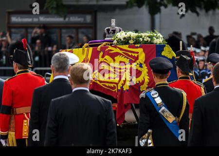 ©Julien Mattia / le Pictorium/MAXPPP - Londres 14/09/2022 Julien Mattia / le Pictorium - 14/9/2022 - Royaume-uni / Londres / Londres - le cercueil de la reine arrivare de Buckingham a Westminster Hall, a Londres, le 14 Settembre 2022 / 14/9/2022 - Regno Unito / Londra / Londra - la bara della Regina arriva da Buckingham alla Westminster Hall di Londra il 14 settembre 2022 Foto Stock