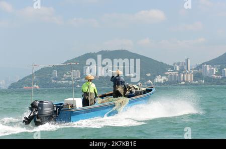 I pescatori cinesi sulla loro barca si dirigono ad Aberdeen, Isola di Hong Kong, Hong Kong. Foto Stock