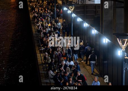 ©Julien Mattia / le Pictorium/MAXPPP - Londres 16/09/2022 Julien Mattia / le Pictorium - 16/09/2022 - Royaume-uni / Londres / Londres - Les Londoniens font la queue jusque tard dans la nuit pour entrer dans Westminster Hall pour honorer de la reine Elisabeth 2, a Londres, le 15 Settembre 2022 / 16/09/2022 - Regno Unito / Londra / Londra - i londinesi si accodano in tarda serata per entrare nella Westminster Hall in onore della Regina Elisabetta 2, a Londra, 15 settembre 2022 Foto Stock