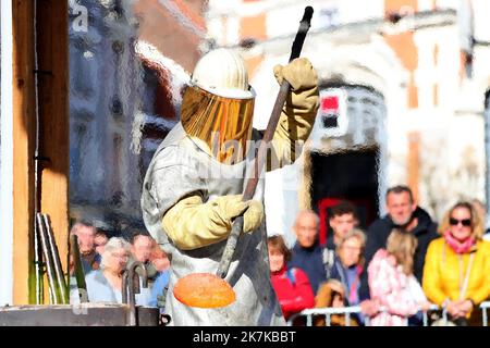 ©PHOTOPQR/VOIX DU NORD/Ludovic Maillard ; 17/09/2022 ; Bethune le 17.09.2022, des cloches fondues au pied du beffroi, des cloches de type Bollee fondues en public sur la Grand Place de Bethune. LA VOIX DU NORD / FOTO LUDOVIC MAILLARD - campane fuse ai piedi del campanile, campane stile Bollee fuso in pubblico sulla Grand Place de Bethune. Foto Stock