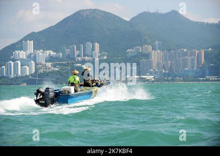 I pescatori cinesi sulla loro barca si dirigono ad Aberdeen, Isola di Hong Kong, Hong Kong. Foto Stock