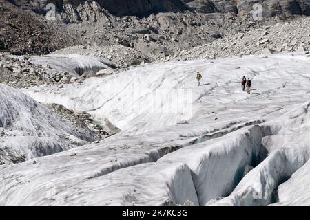 ©PHOTOPQR/OUEST FRANCE/DAVID ADEMAS / OUEST-FRANCE ; CHAMONIX MONT-BLANC ; 12/09/2022 ; Des randonneurs alpinistes marchent au milieu de crepasses sur glacier la Mer de glace à Chamonix Mont-Blanc , le 12 settembre 2022 . FOTO : DAVID AEMAS / OUEST-FRANCE - il Mer de Glace (Mare di ghiaccio) è il più grande ghiacciaio francese misurazioni per valutare il ghiacciaio settembre 12 2022 Foto Stock