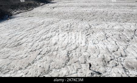 ©PHOTOPQR/OUEST FRANCE/DAVID ADEMAS / OUEST-FRANCE ; CHAMONIX MONT-BLANC ; 12/09/2022 ; Ghiacciaio la Mer de glace à Chamonix Mont-Blanc . Photo réalisée le 12 settembre 2022 . FOTO : DAVID AEMAS / OUEST-FRANCE - il Mer de Glace (Mare di ghiaccio) è il più grande ghiacciaio francese misurazioni per valutare il ghiacciaio settembre 12 2022 Foto Stock