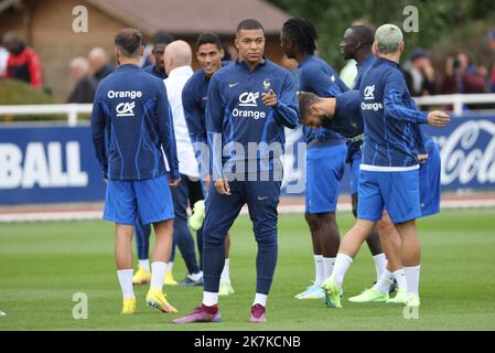 ©PHOTOPQR/LE PARISIEN/LP / ARNAUD JOURNOIS ; CLAIREFONTAINE ; 20/09/2022 ; RASSEMBLEMENT DE L'EQUIPE DE FRANCE DE FOOTBALL A CLAIREFONTAINE POUR PREPARER LES MATCHS DE LIGUE DES NATIONS FACE A L'AUTRICHE ET AU DANEMARK / KYLIAN MBAPPE - ALLENAMENTO DELLA SQUADRA DI CALCIO FRANCESE PARIGI, CLAIREFONTAINE 20, 2022 Foto Stock