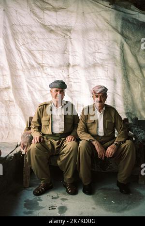 ©Thibault Savary / le Pictorium/MAXPPP - Erbil 30/10/2019 Thibault Savary / le Pictorium - 30/10/2019 - Irak / Kurdistan / Erbil - Deux Kurdes posant pour un ritratto a Duhok. / 30/10/2019 - Iraq / Kurdistan / Erbil - due curdi in posa per un ritratto a Duhok. Foto Stock