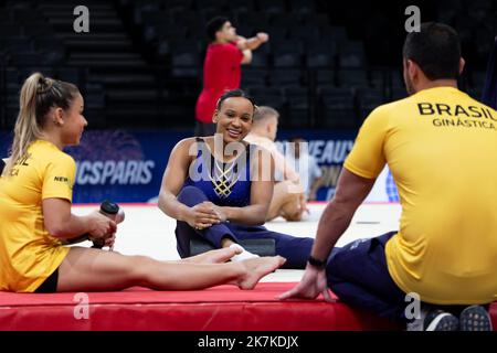 Mylene DeRoche/IP3 - Rebeca Andrade del Brasile si scalda insieme al suo allenatore prima di esibirsi durante la giornata di allenamento gratuita del torneo internazionale francese di ginnastica del 23rd presso l'Accor Arena. A Parigi, in Francia, il 23 settembre 2022. Foto Stock