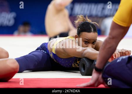 Mylene DeRoche/IP3 - Rebeca Andrade del Brasile si scalda insieme al suo allenatore prima di esibirsi durante la giornata di allenamento gratuita del torneo internazionale francese di ginnastica del 23rd presso l'Accor Arena. A Parigi, in Francia, il 23 settembre 2022. Foto Stock