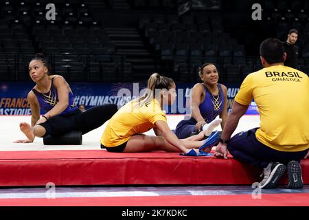 Mylene DeRoche/IP3 - Rebeca Andrade del Brasile si scalda insieme al suo allenatore prima di esibirsi durante la giornata di allenamento gratuita del torneo internazionale francese di ginnastica del 23rd presso l'Accor Arena. A Parigi, in Francia, il 23 settembre 2022. Foto Stock