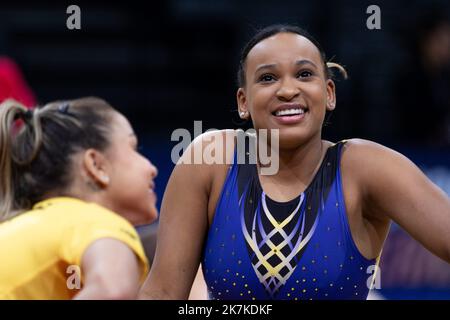 Mylene DeRoche/IP3 - Rebeca Andrade del Brasile si scalda insieme al suo allenatore prima di esibirsi durante la giornata di allenamento gratuita del torneo internazionale francese di ginnastica del 23rd presso l'Accor Arena. A Parigi, in Francia, il 23 settembre 2022. Foto Stock