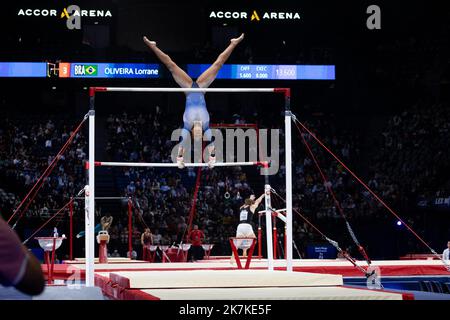 Mylene DeRoche/IP3 - Rebeca Andrade, in Brasile, compete nelle qualifiche di ginnastica artistica femminile per i bar irregolari del torneo internazionale francese di ginnastica del 23rd presso l'Accor Arena. A Parigi, in Francia, il 24 settembre 2022. Foto Stock