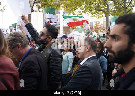 ©PHOTOPQR/LE PARISIEN/Aleister Denni ; ; 25/09/2022 ; Parvis des Droits de l'Homme, Trocadéro, Parigi XVI, le dimanche 25 settembre 2022. Une manifestation est organisée en soutien aux femmes iraniennes et pour les libertés du peuple d'Iran. La Licra appelle à la solidarité et à la mobilitation contre la violence oscurantiste ! Cette manifestation a lieu une dizaine de jour après le décès de Mahsa Amini, arrêtée par la police des mœurs iranienne pour 'tenue indécente'. Foto : dimostrazione LP/Aleister Denni a sostegno delle donne iraniane a Parigi il 25 settembre Foto Stock