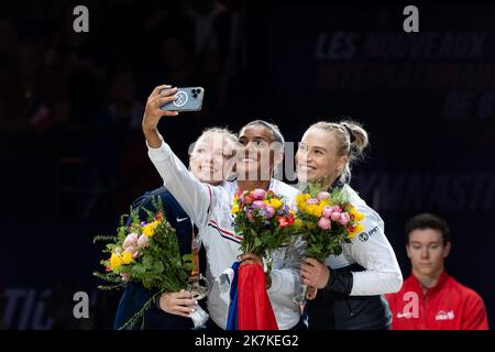 Mylene DeRoche/IP3 - Jade Carey (argento) degli Stati Uniti, Marine Boyer (oro) della Francia e Elsabeth Black del Canada prendono un selfie durante la cerimonia del podio della finale di ginnastica artistica femminile del torneo internazionale francese di ginnastica 23rd all'Accor Arena. A Parigi, in Francia, il 25 settembre 2022. Foto Stock