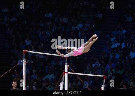 Mylene DeRoche/IP3 - Rebeca Andrade, in Brasile, compete nella finale di ginnastica artistica femminile di bar irregolari del torneo internazionale francese di ginnastica del 23rd presso l'Accor Arena. A Parigi, in Francia, il 25 settembre 2022. Foto Stock