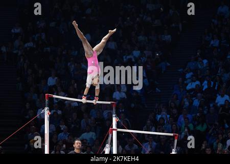 Mylene DeRoche/IP3 - Rebeca Andrade, in Brasile, compete nella finale di ginnastica artistica femminile di bar irregolari del torneo internazionale francese di ginnastica del 23rd presso l'Accor Arena. A Parigi, in Francia, il 25 settembre 2022. Foto Stock