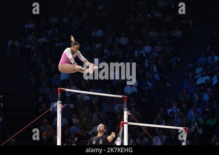 Mylene DeRoche/IP3 - Rebeca Andrade, in Brasile, compete nella finale di ginnastica artistica femminile di bar irregolari del torneo internazionale francese di ginnastica del 23rd presso l'Accor Arena. A Parigi, in Francia, il 25 settembre 2022. Foto Stock