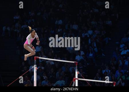 Mylene DeRoche/IP3 - Rebeca Andrade, in Brasile, compete nella finale di ginnastica artistica femminile di bar irregolari del torneo internazionale francese di ginnastica del 23rd presso l'Accor Arena. A Parigi, in Francia, il 25 settembre 2022. Foto Stock