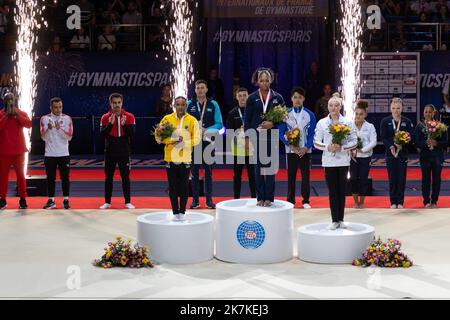 Mylene DeRoche/IP3 - Rebeca Andrade (argento) del Brasile, Shiles Jones (oro) degli Stati Uniti e Lisa Vaelen (bronzo) del Belgio, posano durante la cerimonia del podio della finale di ginnastica artistica femminile di bar irregolari del torneo internazionale francese di ginnastica del 23rd presso l'Accor Arena. A Parigi, in Francia, il 25 settembre 2022. Foto Stock