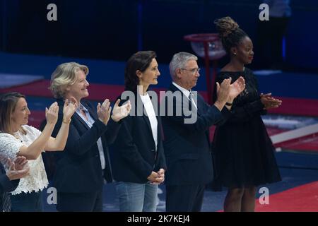 Mylene DeRoche/IP3 - Amelie Oudea Castera, Ministro francese dello Sport, delle Olimpiadi e dei Giochi Paralimpici (C), e James Blateau, Presidente della Federazione francese di ginnastica (L-C) applaudiranno prima di medaglie agli atleti qualificati alla finale di ginnastica artistica del torneo internazionale francese di ginnastica 23rd presso l'Accor Arena. A Parigi, in Francia, il 25 settembre 2022. Foto Stock