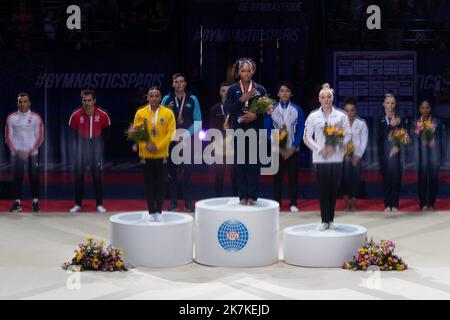 Mylene DeRoche/IP3 - Rebeca Andrade (argento) del Brasile, Shiles Jones (oro) degli Stati Uniti e Lisa Vaelen (bronzo) del Belgio, posano durante la cerimonia del podio della finale di ginnastica artistica femminile di bar irregolari del torneo internazionale francese di ginnastica del 23rd presso l'Accor Arena. A Parigi, in Francia, il 25 settembre 2022. Foto Stock