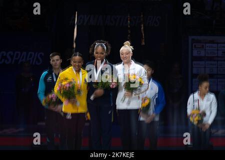 Mylene DeRoche/IP3 - Rebeca Andrade (argento) del Brasile, Shiles Jones (oro) degli Stati Uniti e Lisa Vaelen (bronzo) del Belgio, posano durante la cerimonia del podio della finale di ginnastica artistica femminile di bar irregolari del torneo internazionale francese di ginnastica del 23rd presso l'Accor Arena. A Parigi, in Francia, il 25 settembre 2022. Foto Stock