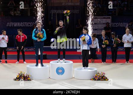 Mylene DeRoche/IP3 - Nariman Kurbanov (argento) del Kazakhstan, Rhys Mc Clenaghan (oro) dell'Irlanda e Yu Jan Shiao (bronzo) di Taiwan, posano durante la cerimonia del podio della finale a cavallo da uomo di ginnastica artistica del torneo internazionale francese di ginnastica 23rd presso l'Accor Arena. A Parigi, in Francia, il 25 settembre 2022. Foto Stock