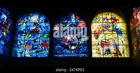 Vetrate Chagall alla sinagoga di Abbell all'ospedale di Hadassah a Gerusalemme. Foto Stock