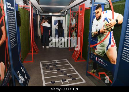 ©Mourad ALLILI/MAXPPP - 28/09/2022 Bourgoin jallieu le 28/09/2022 : la Coupe du monde de rugby en France approche a un an de son organisation, un treno sillonne les gares des villes hotes pour promouvoir l'evenement et le rugby depuis le 21 juillet. ICI en photo l arrivee du train en gare de Bourgoin jallieu pour une journee d animation et de fete autour du rugby et la coupé du monde - si avvicina la Coppa del mondo di rugby in Francia. A un anno dalla sua organizzazione, un treno è stato critico stazioni delle città ospitanti per promuovere l'evento e rugby dal luglio 21. Qui l'arrivo di Foto Stock