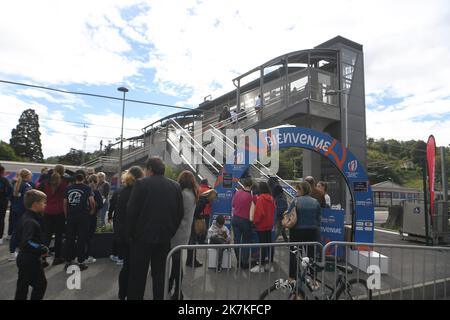 ©Mourad ALLILI/MAXPPP - 28/09/2022 Bourgoin jallieu le 28/09/2022 : la Coupe du monde de rugby en France approche a un an de son organisation, un treno sillonne les gares des villes hotes pour promouvoir l'evenement et le rugby depuis le 21 juillet. ICI en photo l arrivee du train en gare de Bourgoin jallieu pour une journee d animation et de fete autour du rugby et la coupé du monde - si avvicina la Coppa del mondo di rugby in Francia. A un anno dalla sua organizzazione, un treno è stato critico stazioni delle città ospitanti per promuovere l'evento e rugby dal luglio 21. Qui l'arrivo di Foto Stock