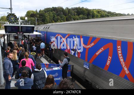 ©Mourad ALLILI/MAXPPP - 28/09/2022 Bourgoin jallieu le 28/09/2022 : la Coupe du monde de rugby en France approche a un an de son organisation, un treno sillonne les gares des villes hotes pour promouvoir l'evenement et le rugby depuis le 21 juillet. ICI en photo l arrivee du train en gare de Bourgoin jallieu pour une journee d animation et de fete autour du rugby et la coupé du monde - si avvicina la Coppa del mondo di rugby in Francia. A un anno dalla sua organizzazione, un treno è stato critico stazioni delle città ospitanti per promuovere l'evento e rugby dal luglio 21. Qui l'arrivo di Foto Stock