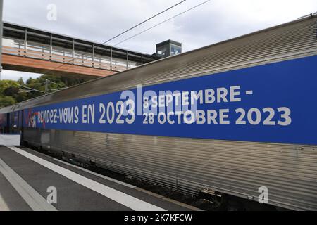 ©Mourad ALLILI/MAXPPP - 28/09/2022 Bourgoin jallieu le 28/09/2022 : la Coupe du monde de rugby en France approche a un an de son organisation, un treno sillonne les gares des villes hotes pour promouvoir l'evenement et le rugby depuis le 21 juillet. ICI en photo l arrivee du train en gare de Bourgoin jallieu pour une journee d animation et de fete autour du rugby et la coupé du monde - si avvicina la Coppa del mondo di rugby in Francia. A un anno dalla sua organizzazione, un treno è stato critico stazioni delle città ospitanti per promuovere l'evento e rugby dal luglio 21. Qui l'arrivo di Foto Stock
