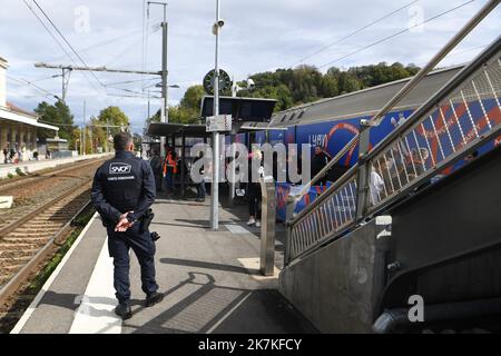 ©Mourad ALLILI/MAXPPP - 28/09/2022 Bourgoin jallieu le 28/09/2022 : la Coupe du monde de rugby en France approche a un an de son organisation, un treno sillonne les gares des villes hotes pour promouvoir l‚Äôevenement et le rugby depuis le 21 juillet. ICI en photo l arrivee du train en gare de Bourgoin jallieu pour une journee d animation et de fete autour du rugby et la coupé du monde - si avvicina la Coppa del mondo di rugby in Francia. A un anno dalla sua organizzazione, un treno è stato critico stazioni delle città ospitanti per promuovere l'evento e rugby dal luglio 21. Qui l'arrivo Foto Stock