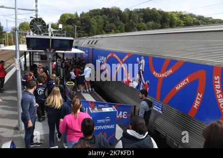 ©Mourad ALLILI/MAXPPP - 28/09/2022 Bourgoin jallieu le 28/09/2022 : la Coupe du monde de rugby en France approche a un an de son organisation, un treno sillonne les gares des villes hotes pour promouvoir l'evenement et le rugby depuis le 21 juillet. ICI en photo l arrivee du train en gare de Bourgoin jallieu pour une journee d animation et de fete autour du rugby et la coupé du monde - si avvicina la Coppa del mondo di rugby in Francia. A un anno dalla sua organizzazione, un treno è stato critico stazioni delle città ospitanti per promuovere l'evento e rugby dal luglio 21. Qui l'arrivo di Foto Stock